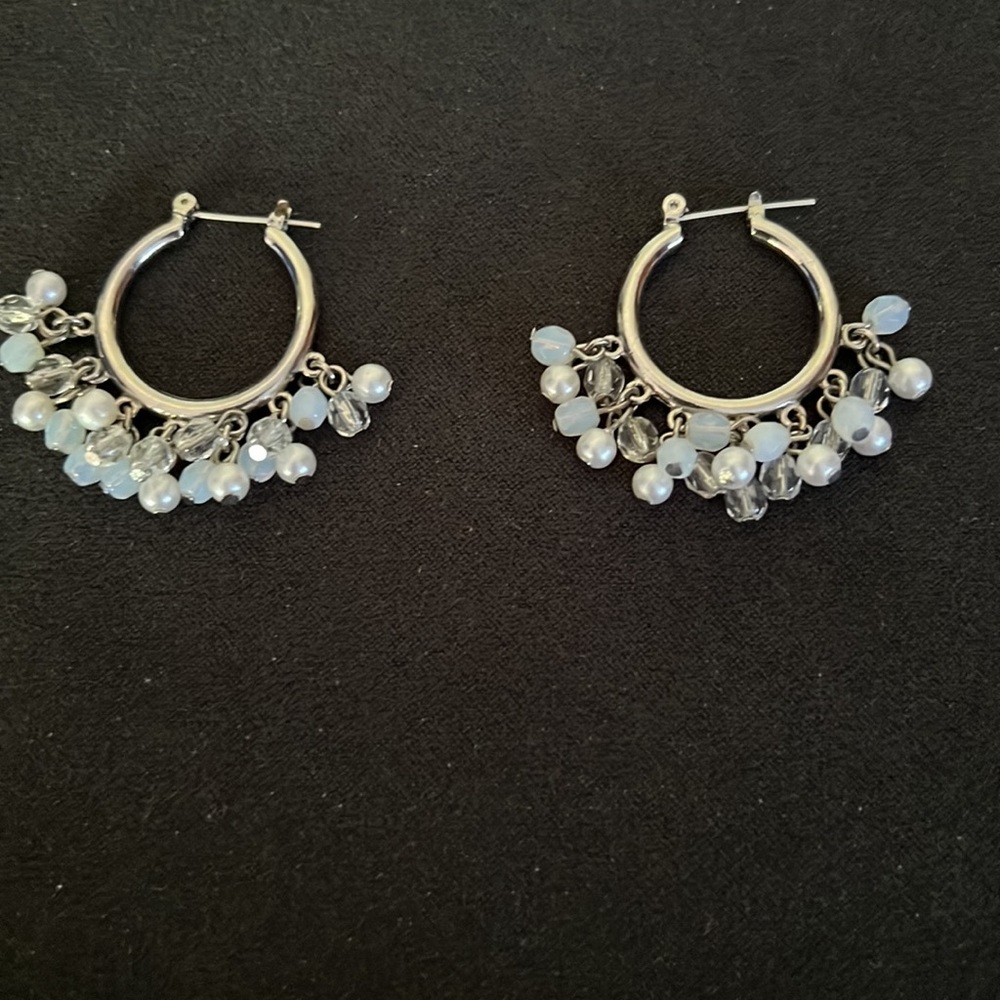 Silver tone glass and pearl hoops - Picture 3 of 3